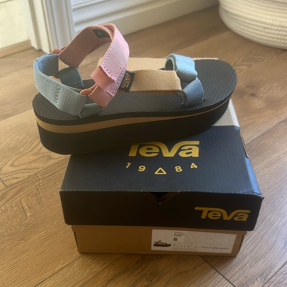 New Teva women’s flatform platform sandals Y2K inspired multi color size 6
